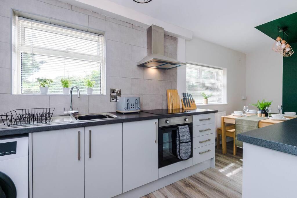 Cheerful 3 Bedroom Home With Parking Near Chester Saughall Exterior foto