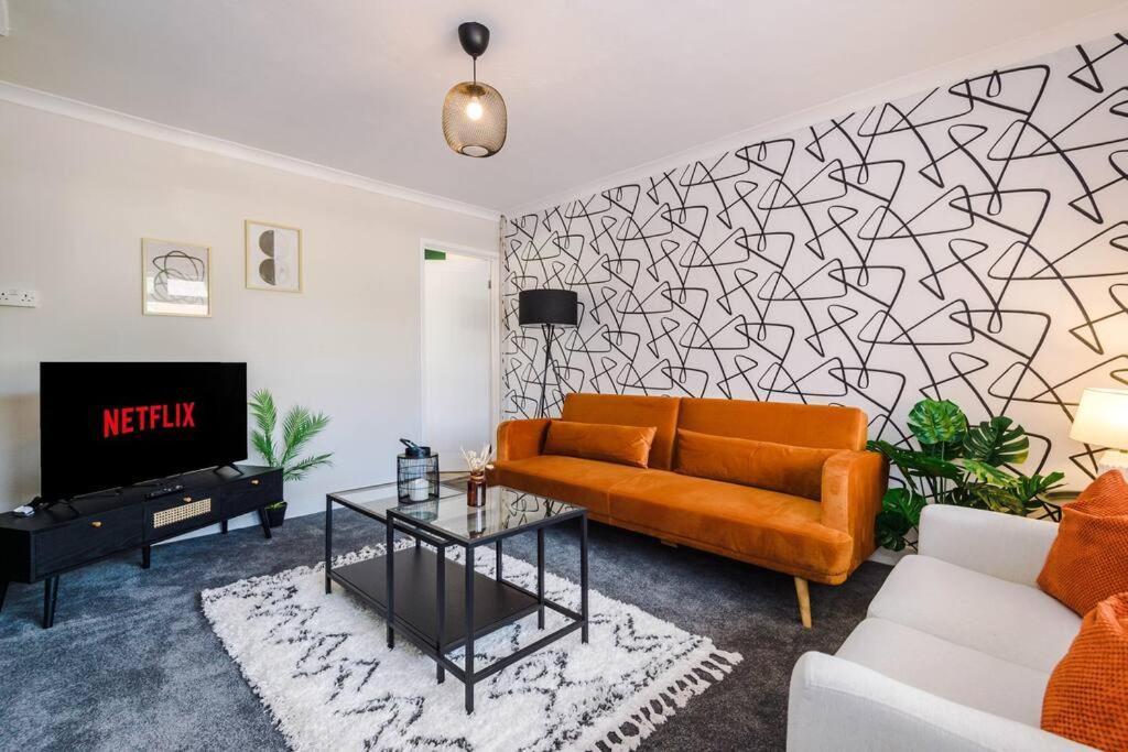 Cheerful 3 Bedroom Home With Parking Near Chester Saughall Exterior foto