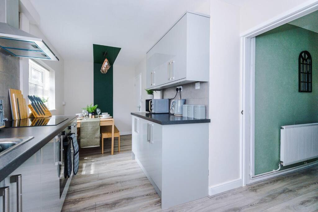 Cheerful 3 Bedroom Home With Parking Near Chester Saughall Exterior foto