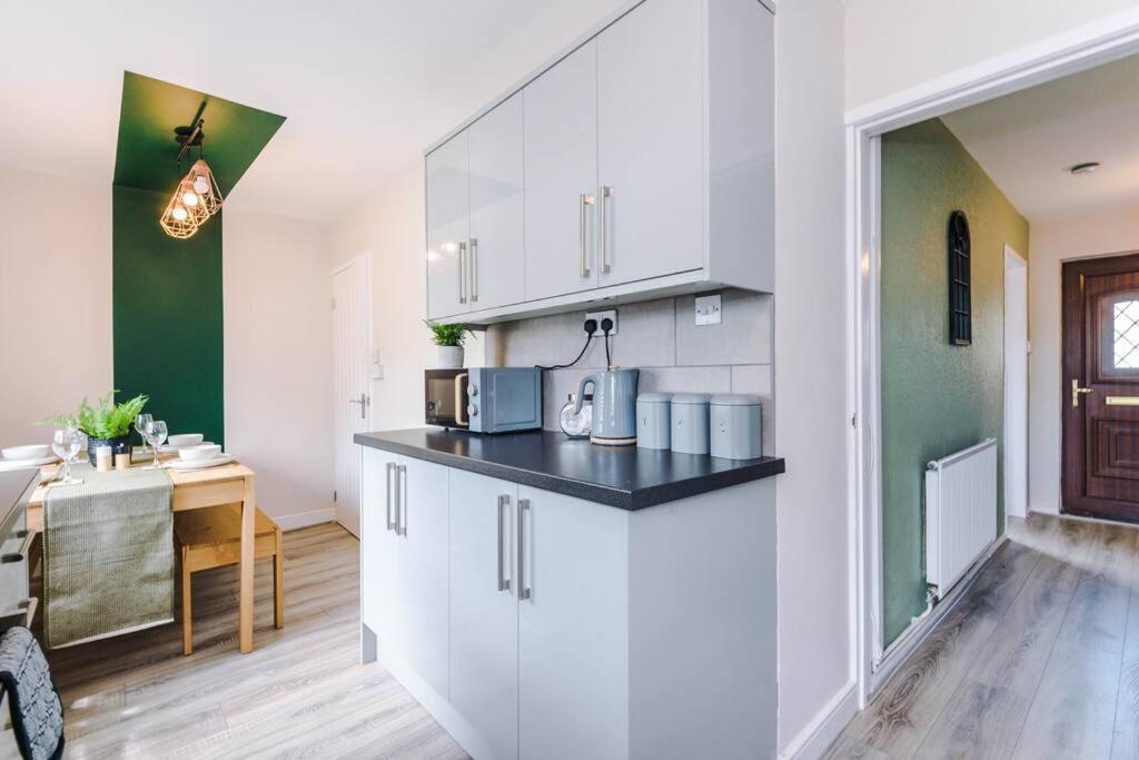 Cheerful 3 Bedroom Home With Parking Near Chester Saughall Exterior foto